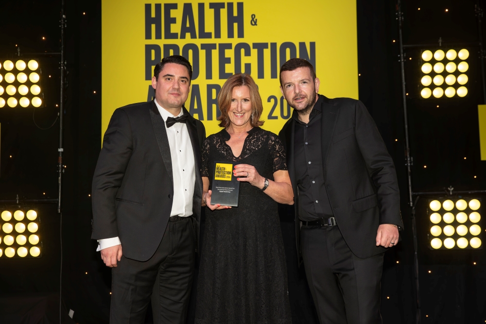 photo of penny pemberton receiving the award for Best International Group Advice Firm from comedian Kevin Bridges